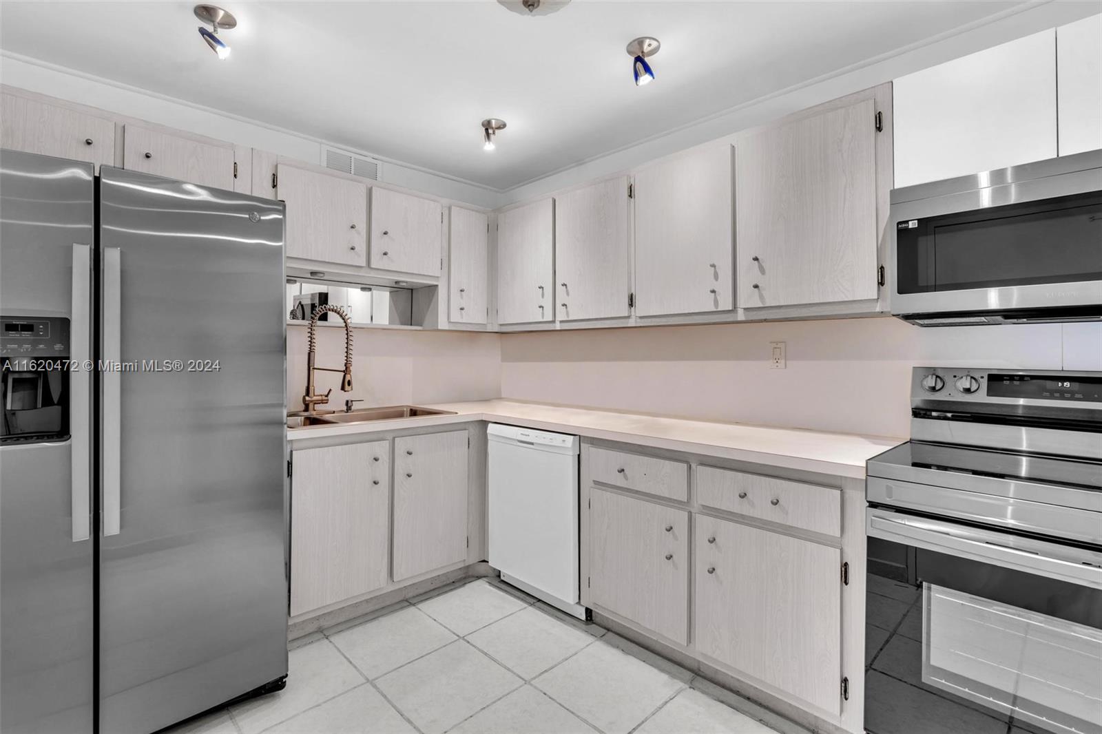 OLYMPUS CONDO PHASE - Residential
