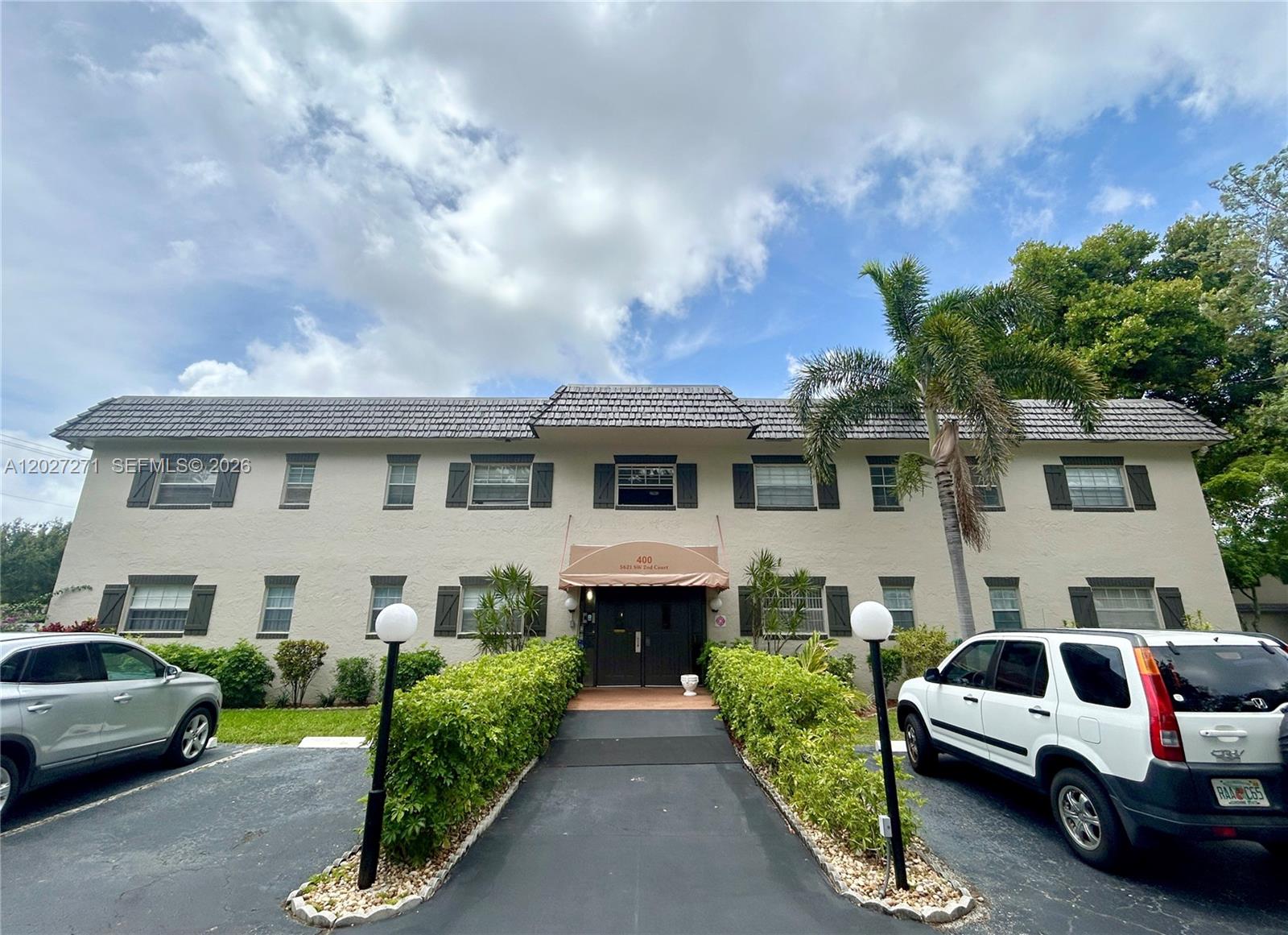 2-bedroom, 2-bath ground-floor unit in a central location. The home features an inviting layout, ideal for year-round living or a seasonal getaway. Located in The Meadows, a well-maintained 55+ community. Residents enjoy a wide variety of amenities and social activities, including a pool, tennis and pickleball. A wonderful opportunity to enjoy relaxed South Florida living in a welcoming community. Can be rented right away min 3 months Max 6 months, no yearly rentals. Please see attachment for credit and income requirements .