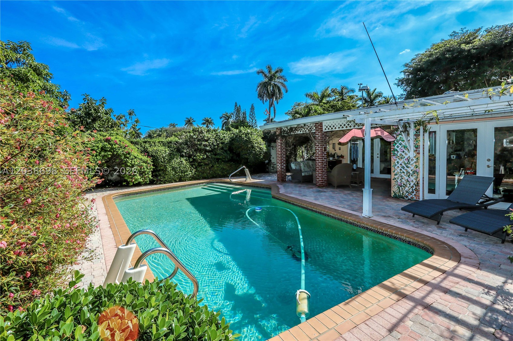 HOLLYWOOD LAKES SECTION - Residential