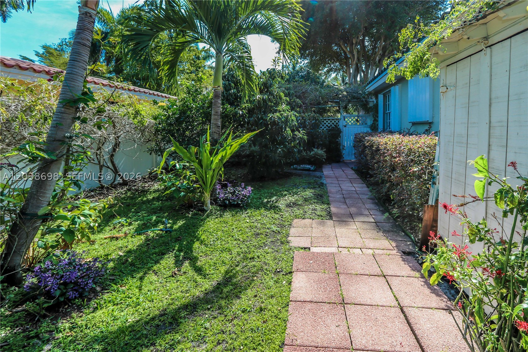 HOLLYWOOD LAKES SECTION - Residential