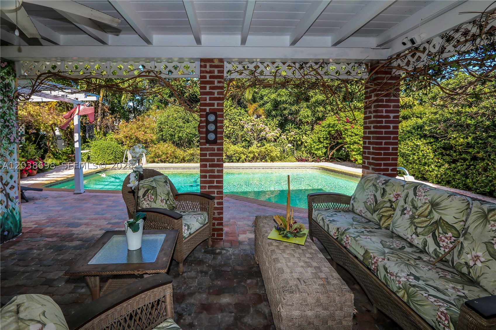 HOLLYWOOD LAKES SECTION - Residential