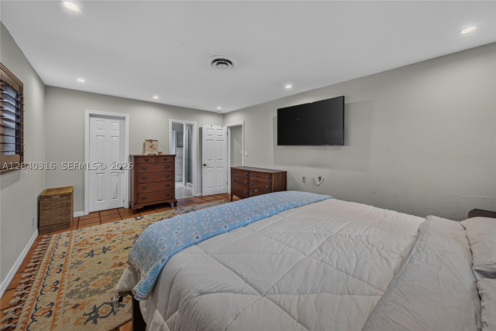 HOLLYWOOD HILLS - Residential