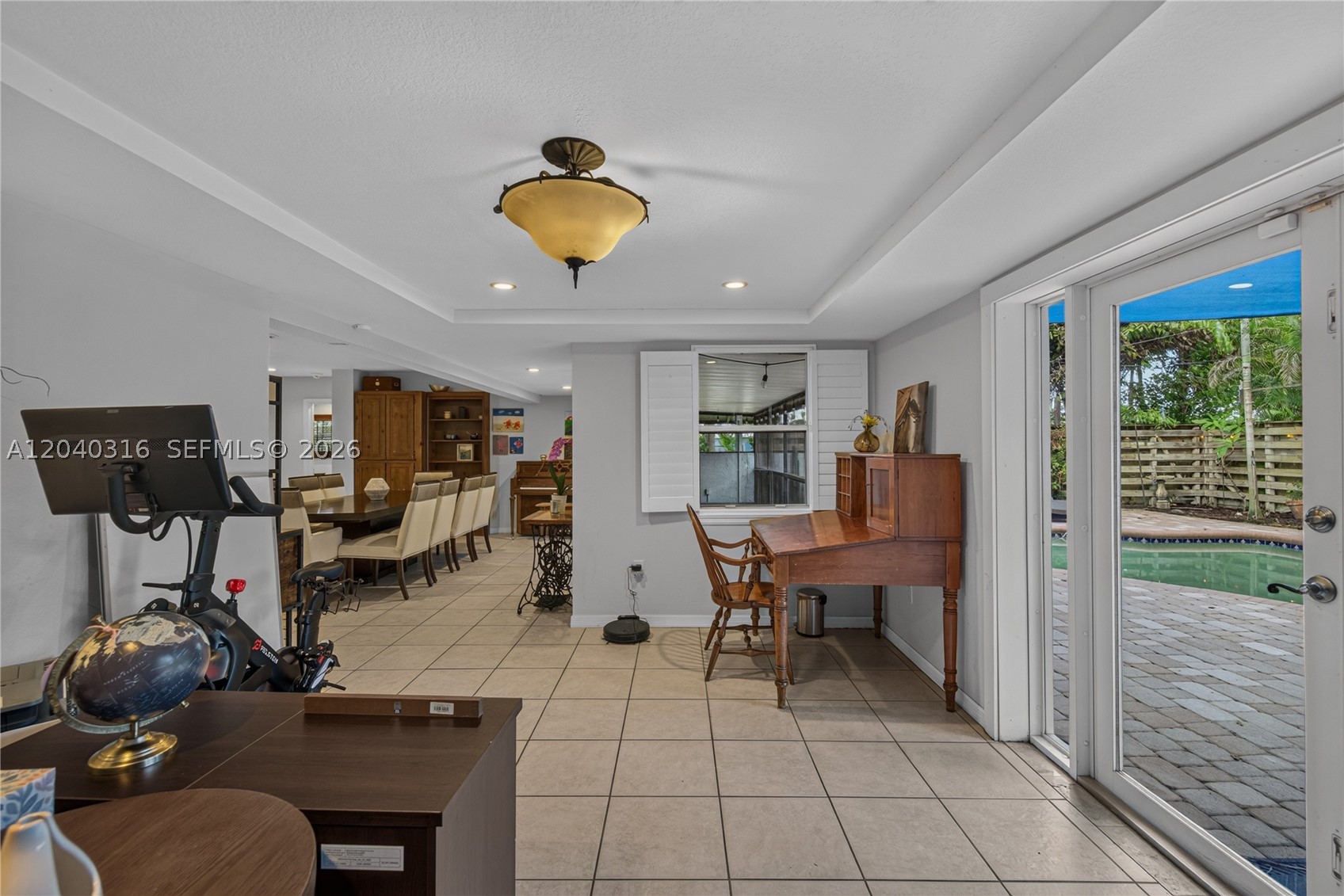 HOLLYWOOD HILLS - Residential
