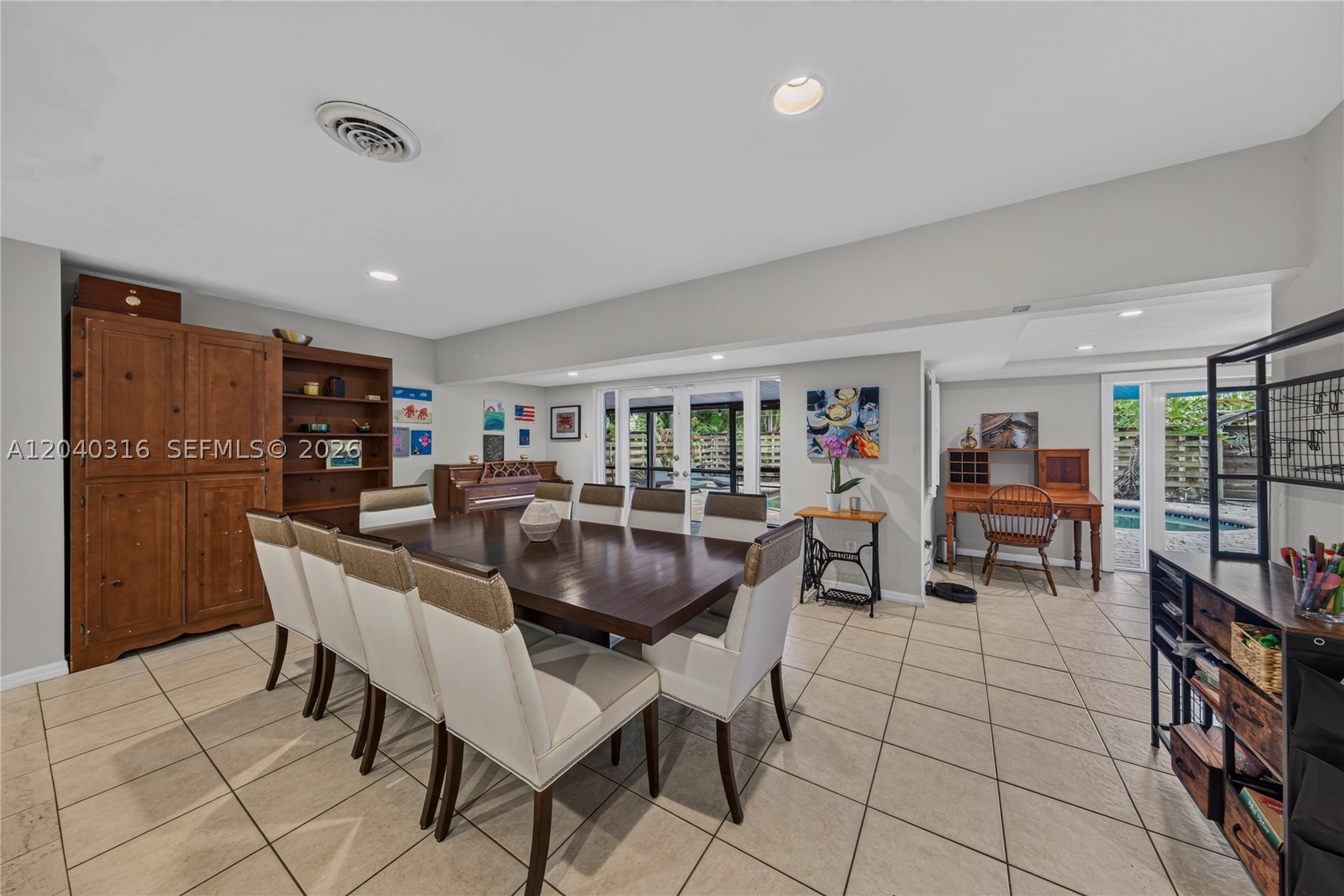 HOLLYWOOD HILLS - Residential