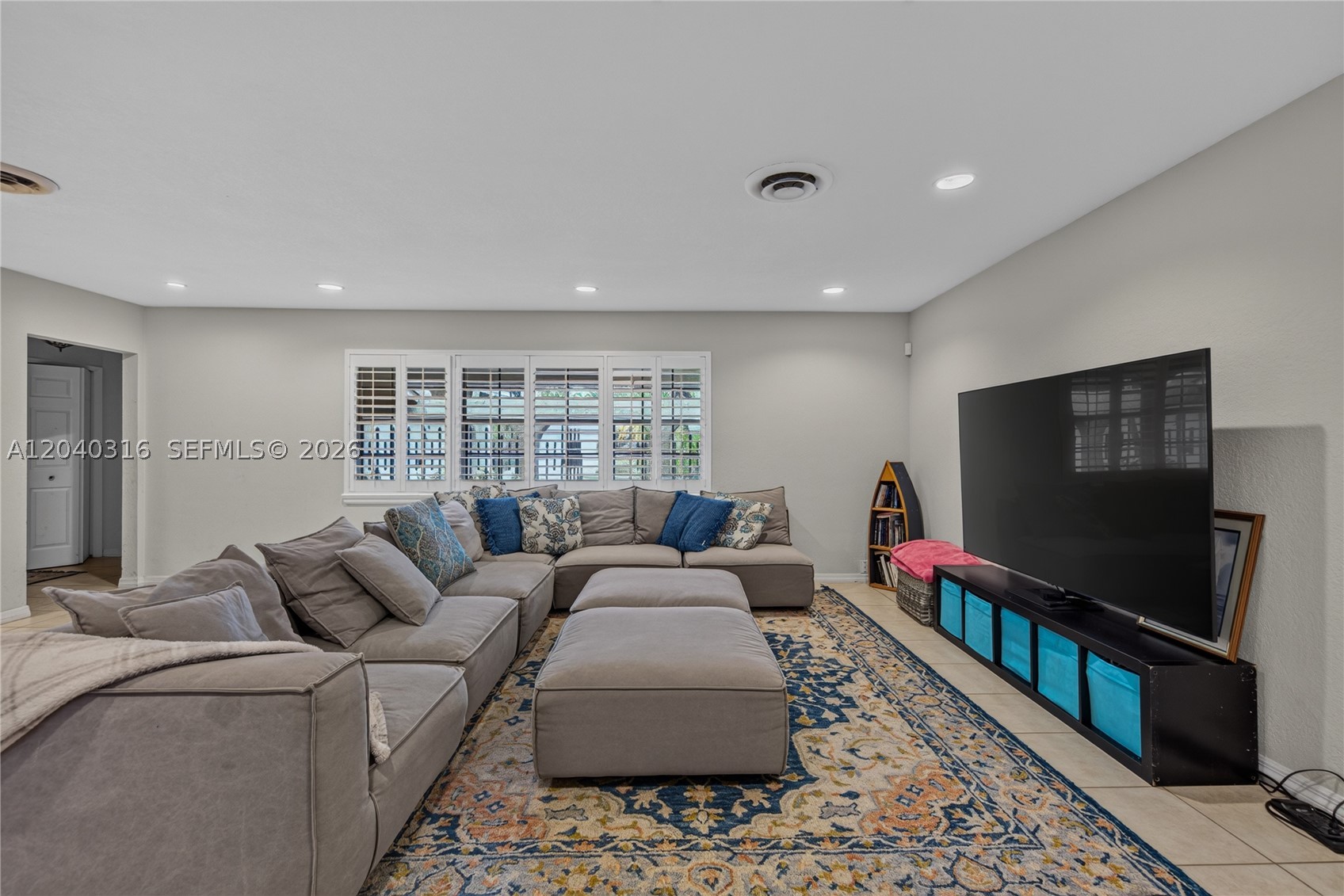HOLLYWOOD HILLS - Residential