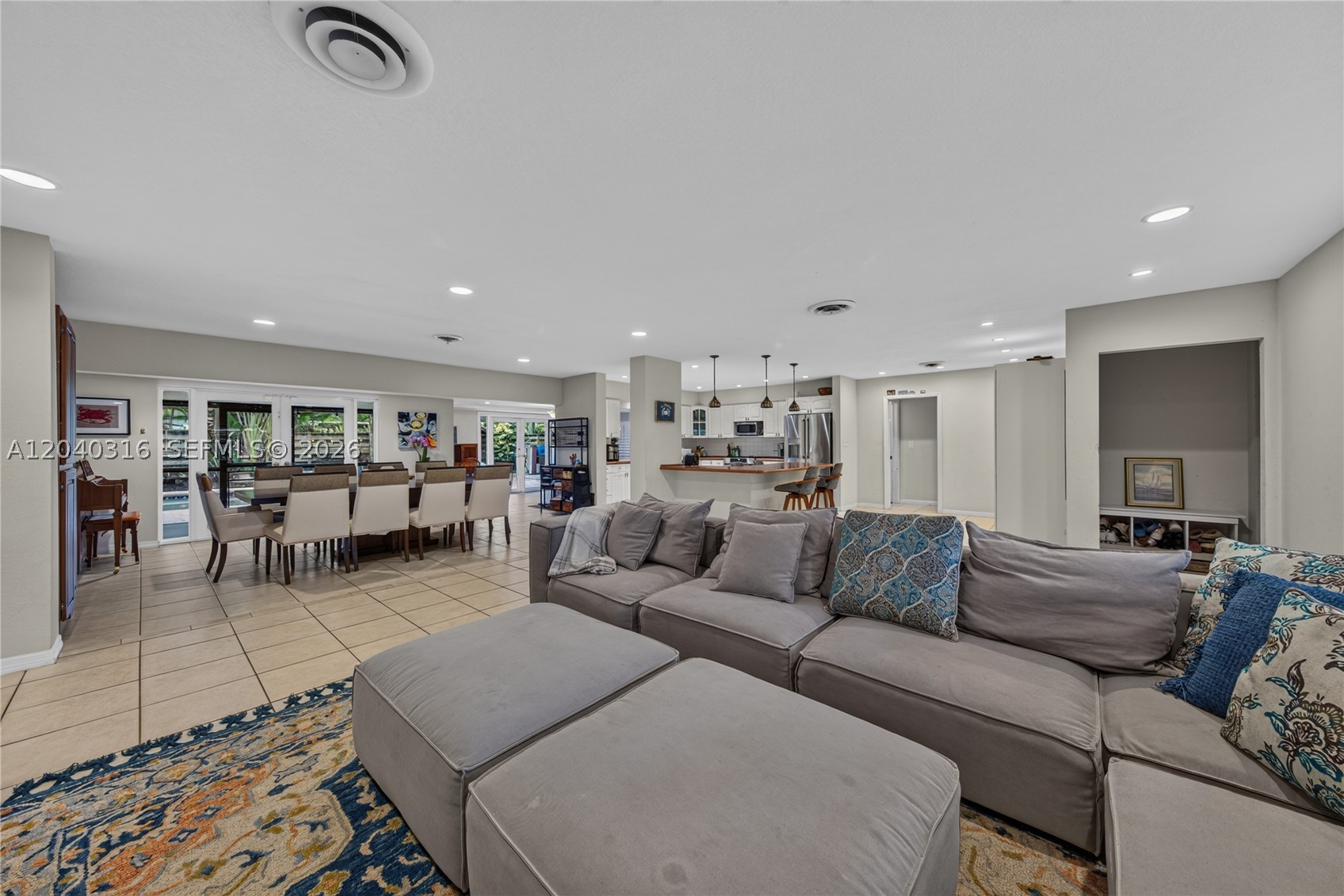 HOLLYWOOD HILLS - Residential