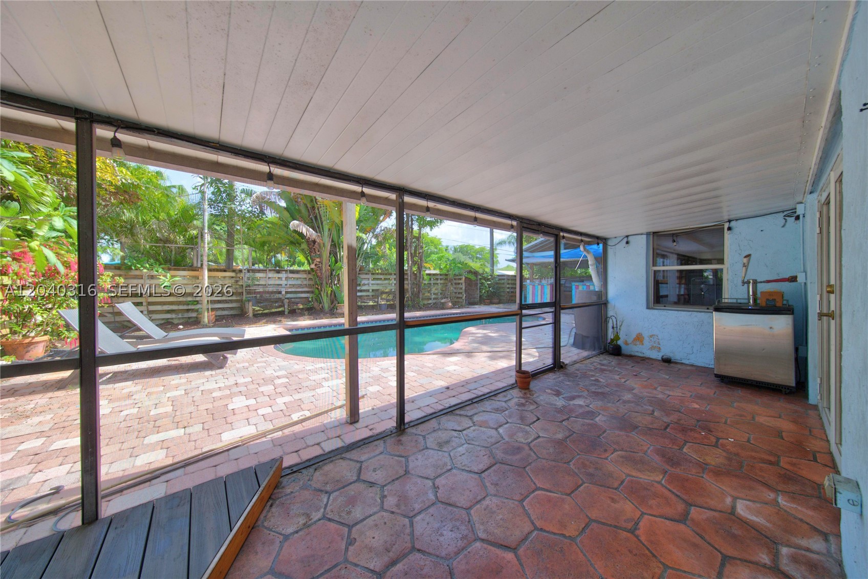 HOLLYWOOD HILLS - Residential