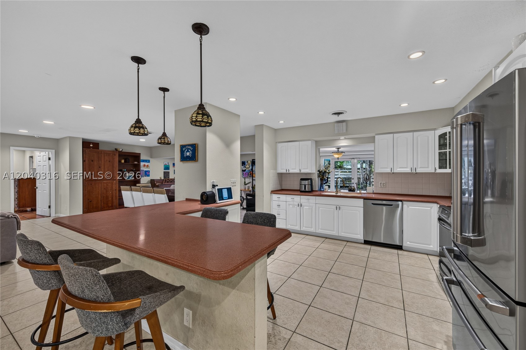 HOLLYWOOD HILLS - Residential