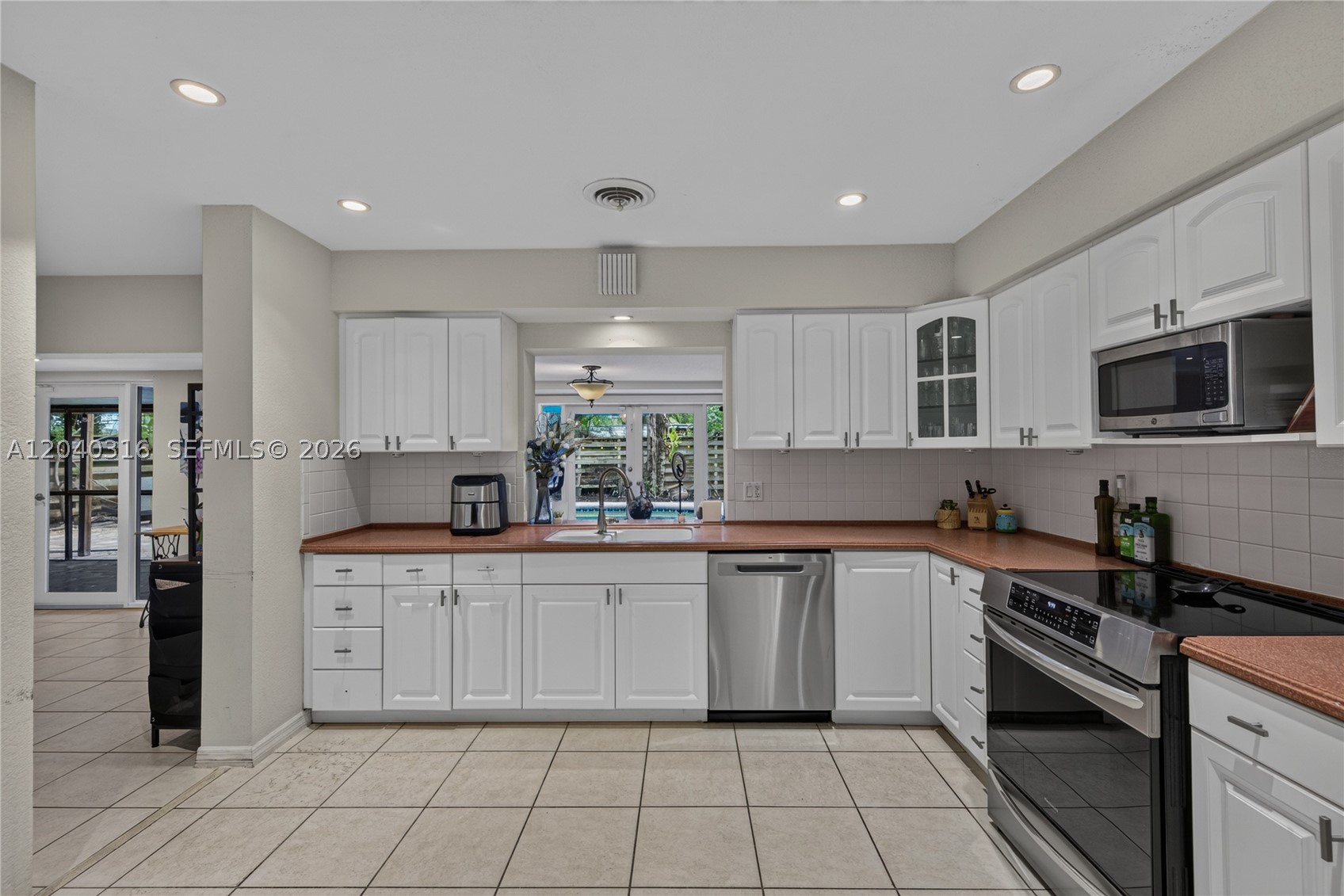 HOLLYWOOD HILLS - Residential