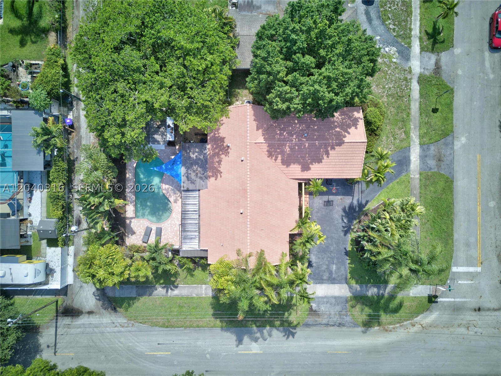 HOLLYWOOD HILLS - Residential