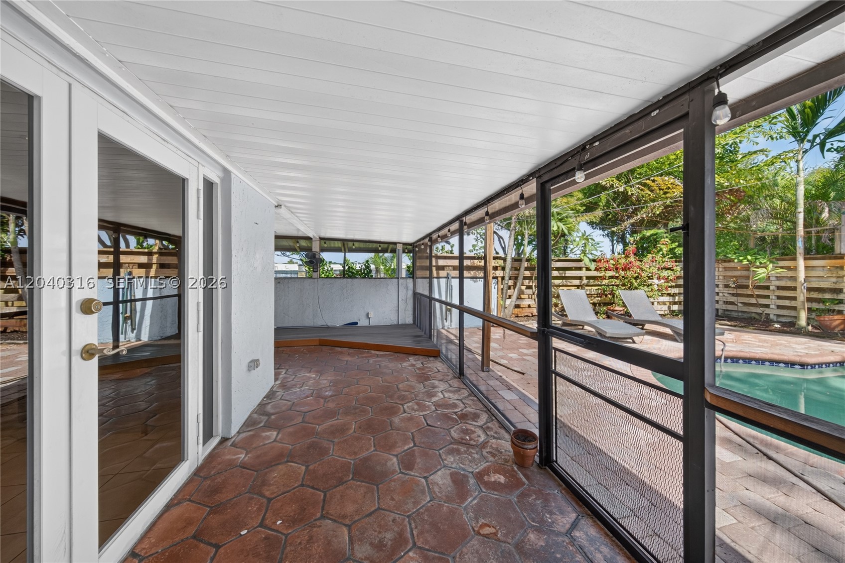 HOLLYWOOD HILLS - Residential