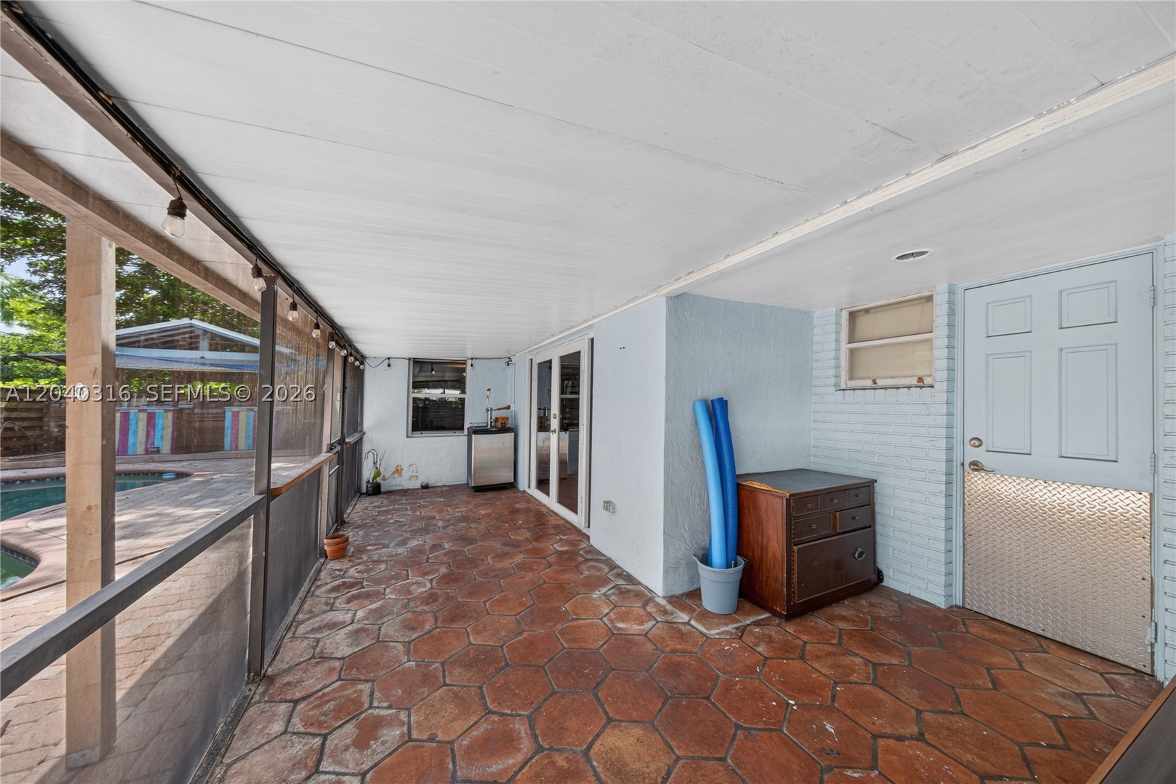 HOLLYWOOD HILLS - Residential