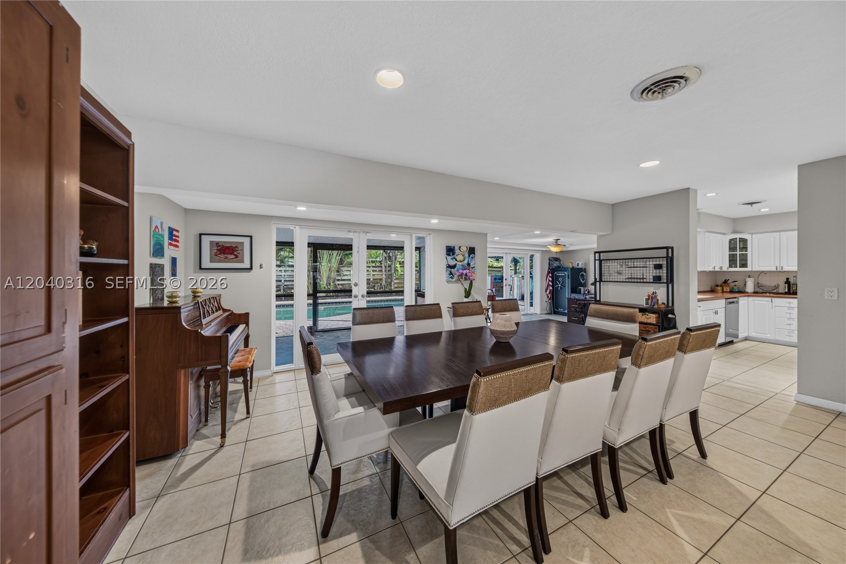 HOLLYWOOD HILLS - Residential