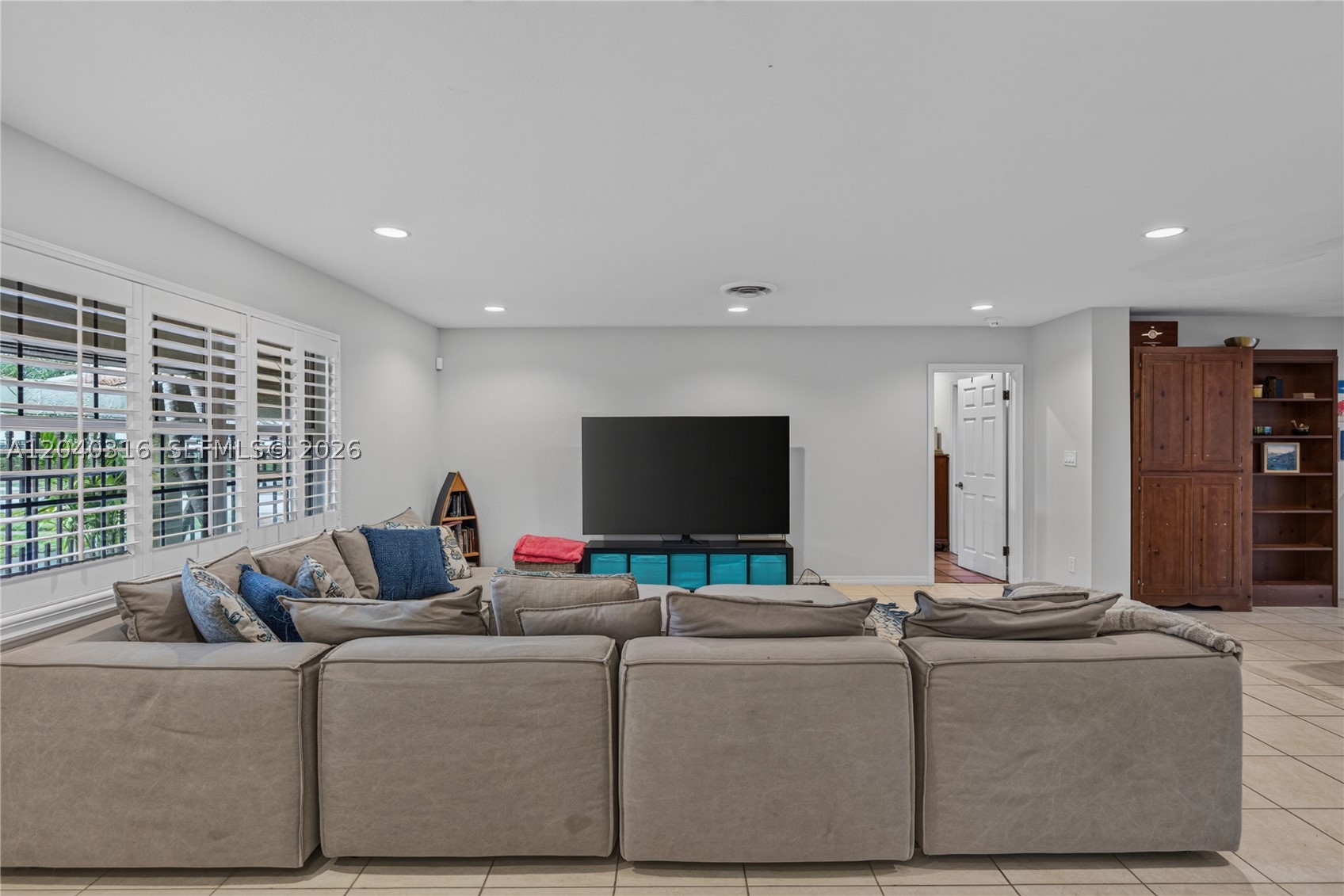 HOLLYWOOD HILLS - Residential