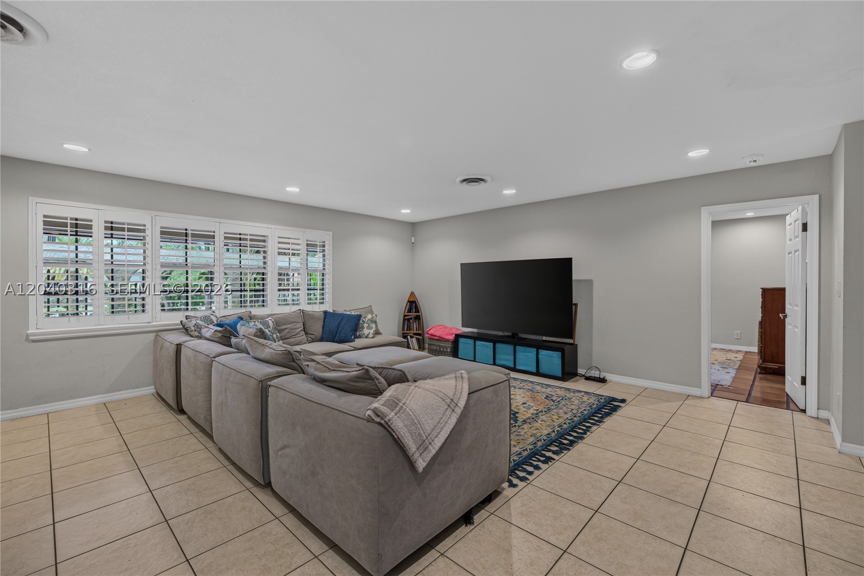HOLLYWOOD HILLS - Residential
