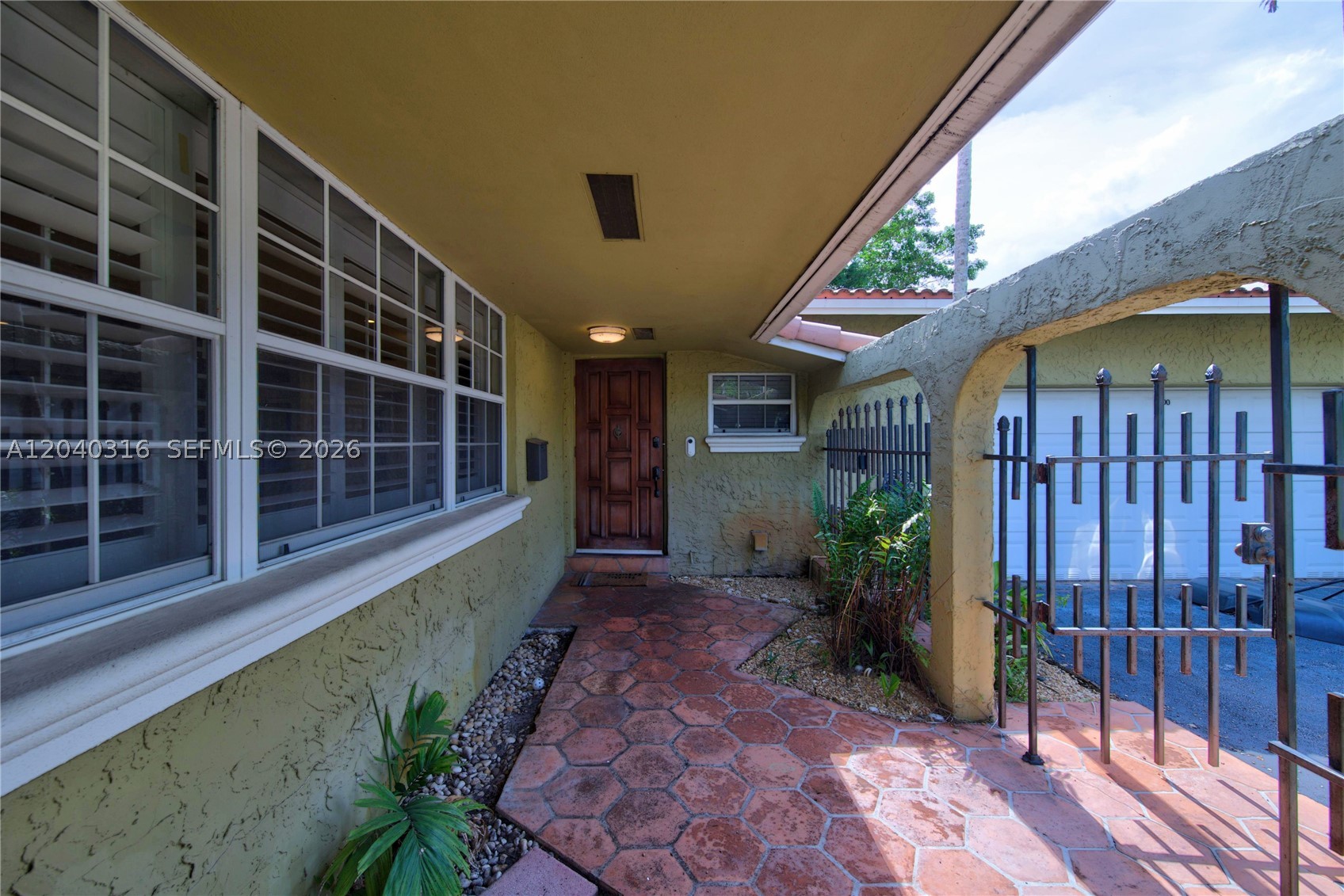 HOLLYWOOD HILLS - Residential