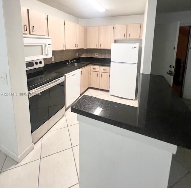 *1/1 Freshly painted with beautiful Lake view,located in the Heart of Plantation & close to Sawgrass Mills
*close to shopping, Starbucks,winn dixie,publix,restaurants,highways
*Community amenities 2 pools,tennis court, bar b que grills in designated areas, fitness room
*Tenants are welcome to use the existing W/D in the laundry closet, but the owner does not maintain the cost throughout the lease.

*Apartment is renting in an "AS IS" condition with existing appliances, paint, tiles, kitchen cabinets etc