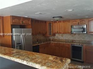 Very large 2 bedrooms 2 bathrooms with open renovated kitchen, garden views and swimming pool.
Partial view on the bay, centrally located.
