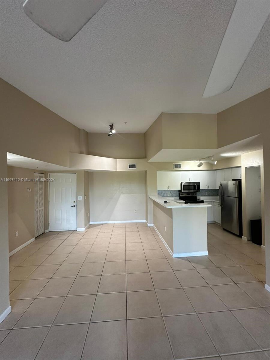 Spacious 2/2 condo located on the 3rd floor of the Carrington Condominium building. This unit features high vaulted ceilings, offering plenty of space and privacy. The desired Carrington offers the safety of a gated community, a very large pool, hot tub, tennis court, and playground for the kids, In this condo, you have the convenience of having your trash picked up right in front of your door. The complex is well-maintained and ideal for families and couples. It is conveniently located near major highways, shopping plazas, and a great school area. The condo comes with stainless steel appliances.
Don't miss out on the opportunity to make this lovely property your new home or new investment.
Owner financing is available with 25% down, 6% interest rate
HABLAMOS ESPANOL 
FALAMOS PORTUGUES