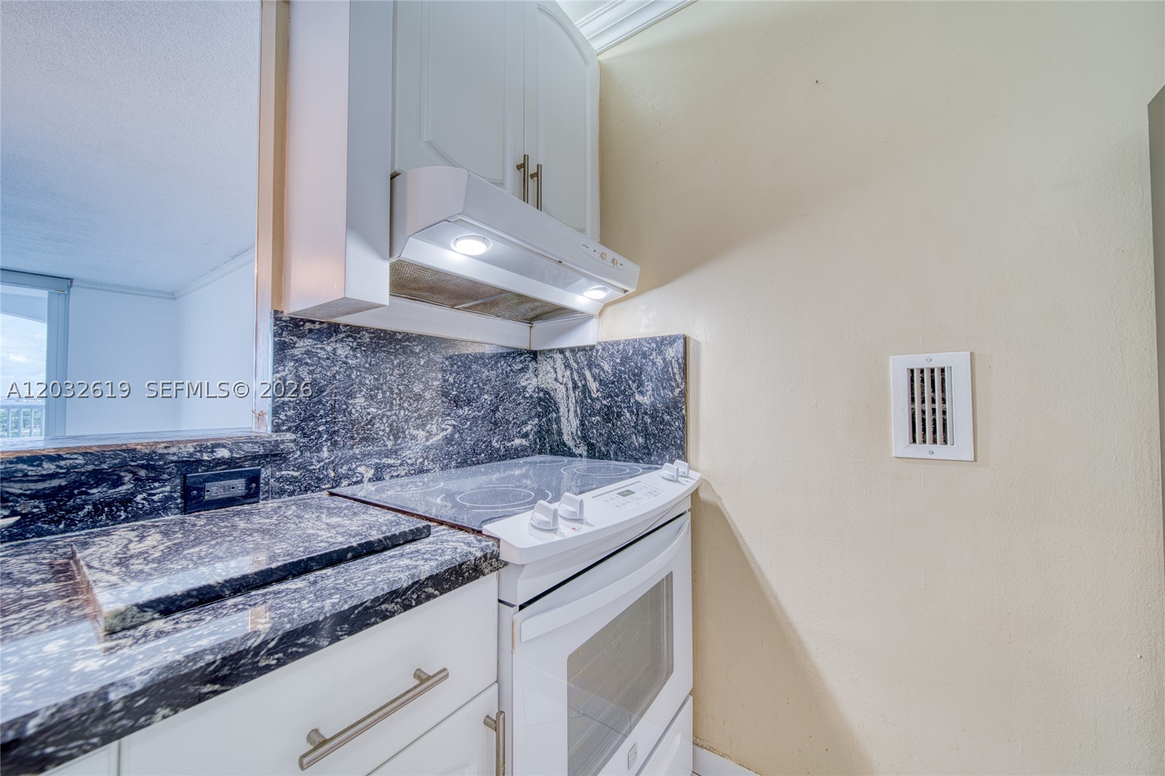 THE CARRIAGE HOUSE CONDO - Residential