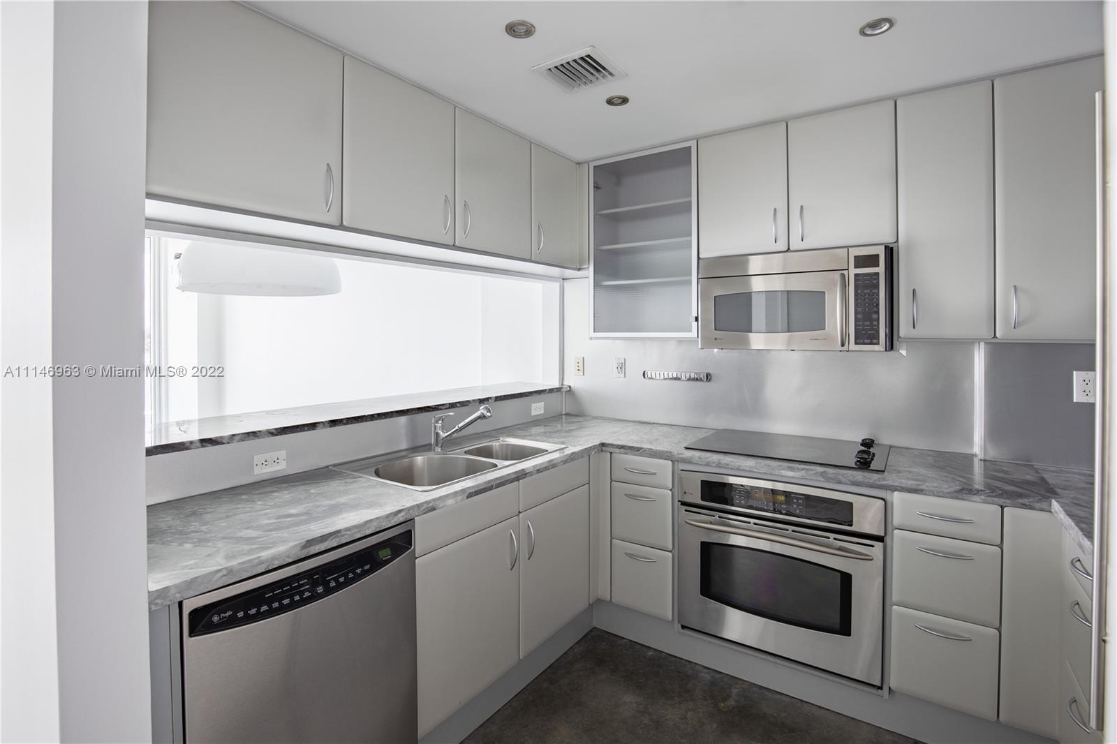 THE BENTLEY BAY CONDO - Residential Lease