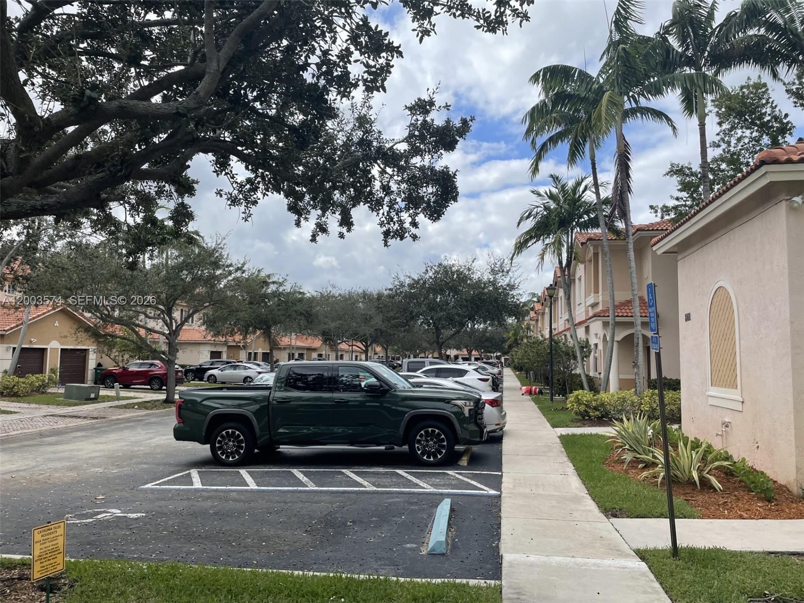 RARELY AVAILBLE 2/2.5 TOWNHOUSE IN SMALL CENTRAL TAMARAC POOL COMMUNITY.
VERY LOW MONTHLY MAINTENACE FEES. CLOSE TO THE SAWGRASS EXPRESS WAY.