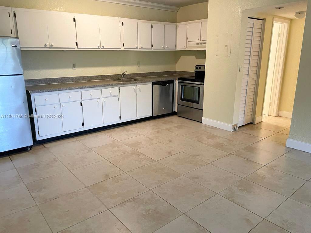 VENETIAN PALMS CONDO - Residential Lease