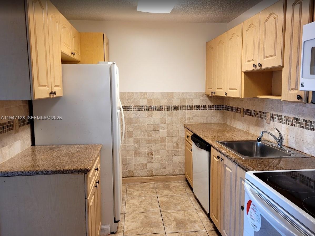 CARMEL LAKES CONDO NO 6 - Residential Lease