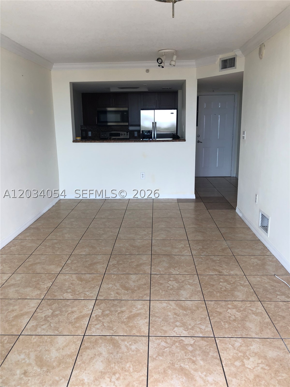 Beautifully maintained 2-bedroom, 2-bath unit on the 8th floor featuring spectacular downtown skyline views and a spacious balcony spanning the entire length of the unit. Located just minutes from Coral Gables, Coconut Grove, and some of Miami's best shopping, dining, and entertainment. A wonderful opportunity to enjoy comfort, convenience, and breathtaking city views in a prime location.