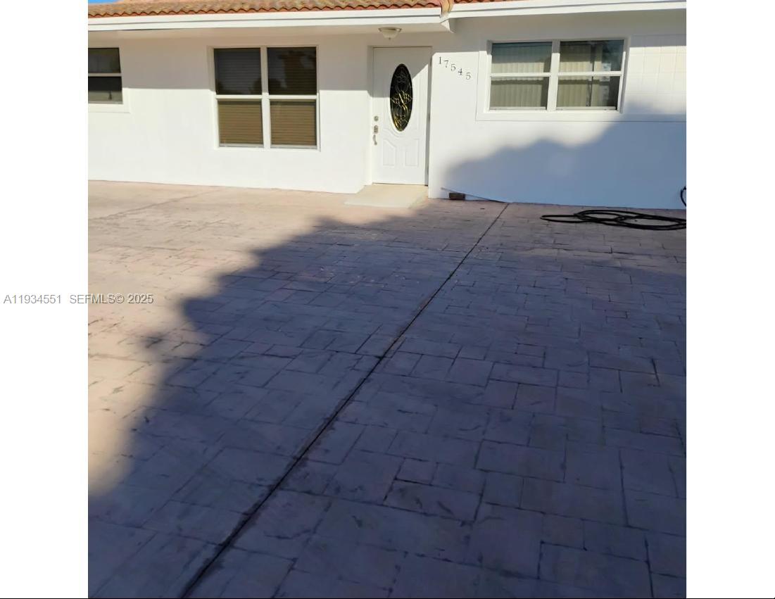 SINGLE FAMIKY 3/3  EN CAROL CITY ,CORNER ,,BROAD PARKING FOR MORE THAN 6 CARS  ,EXCELLENT  INVESTMENT PROPERTY  .,,,INTERESTED PARTIES   LOCBOCK    SUPRA
