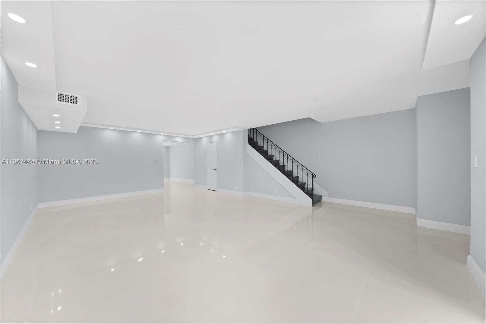 VENETIAN PARK III CONDO - Residential Lease
