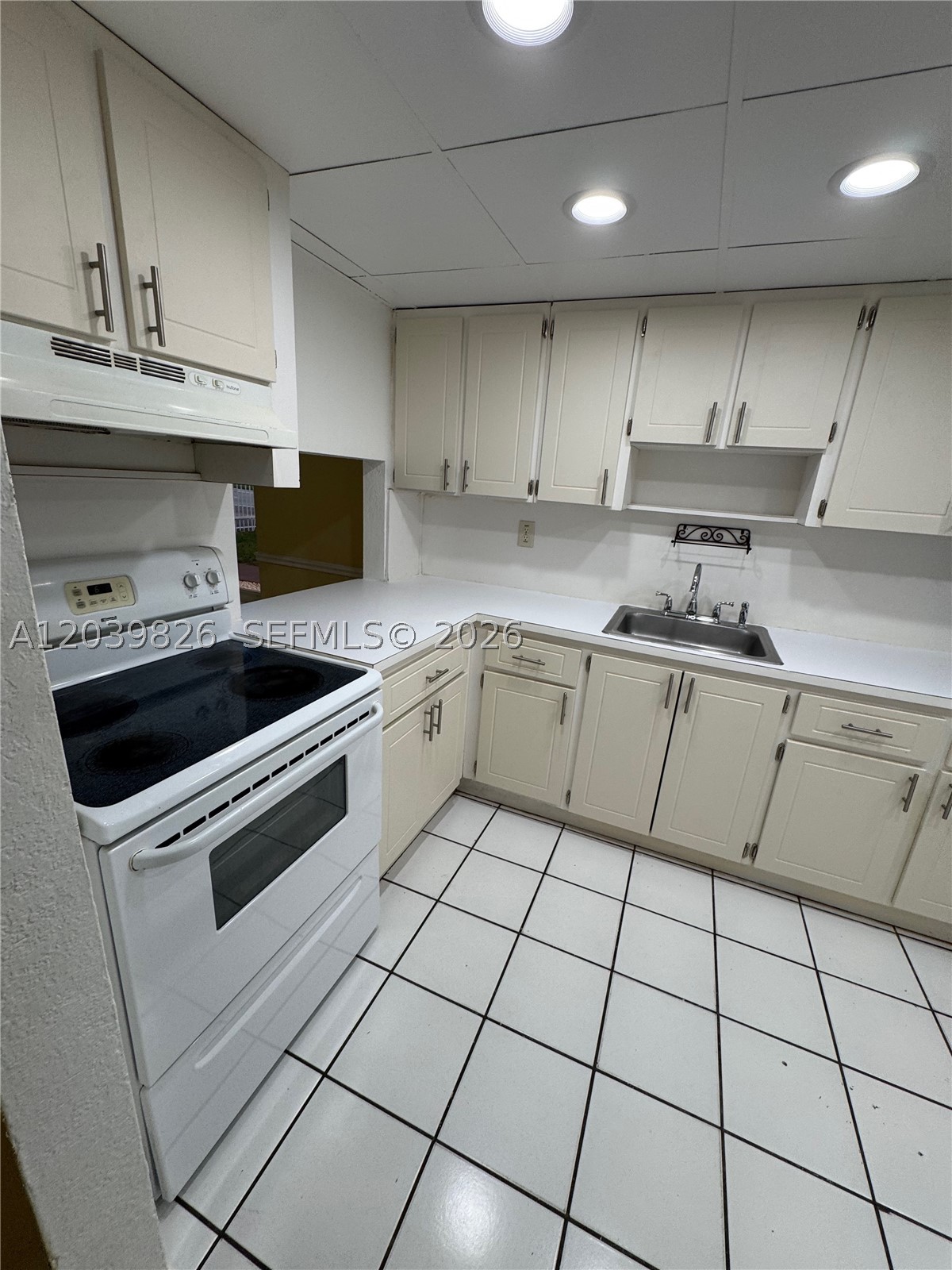NEW WORLD CONDO APTS IV - Residential