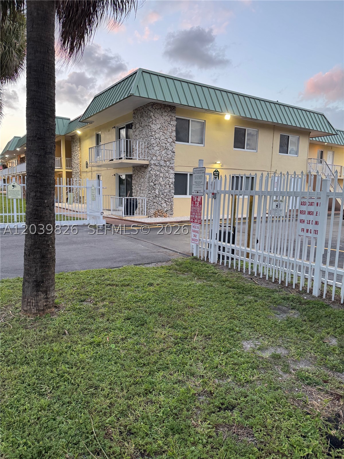 NEW WORLD CONDO APTS IV - Residential