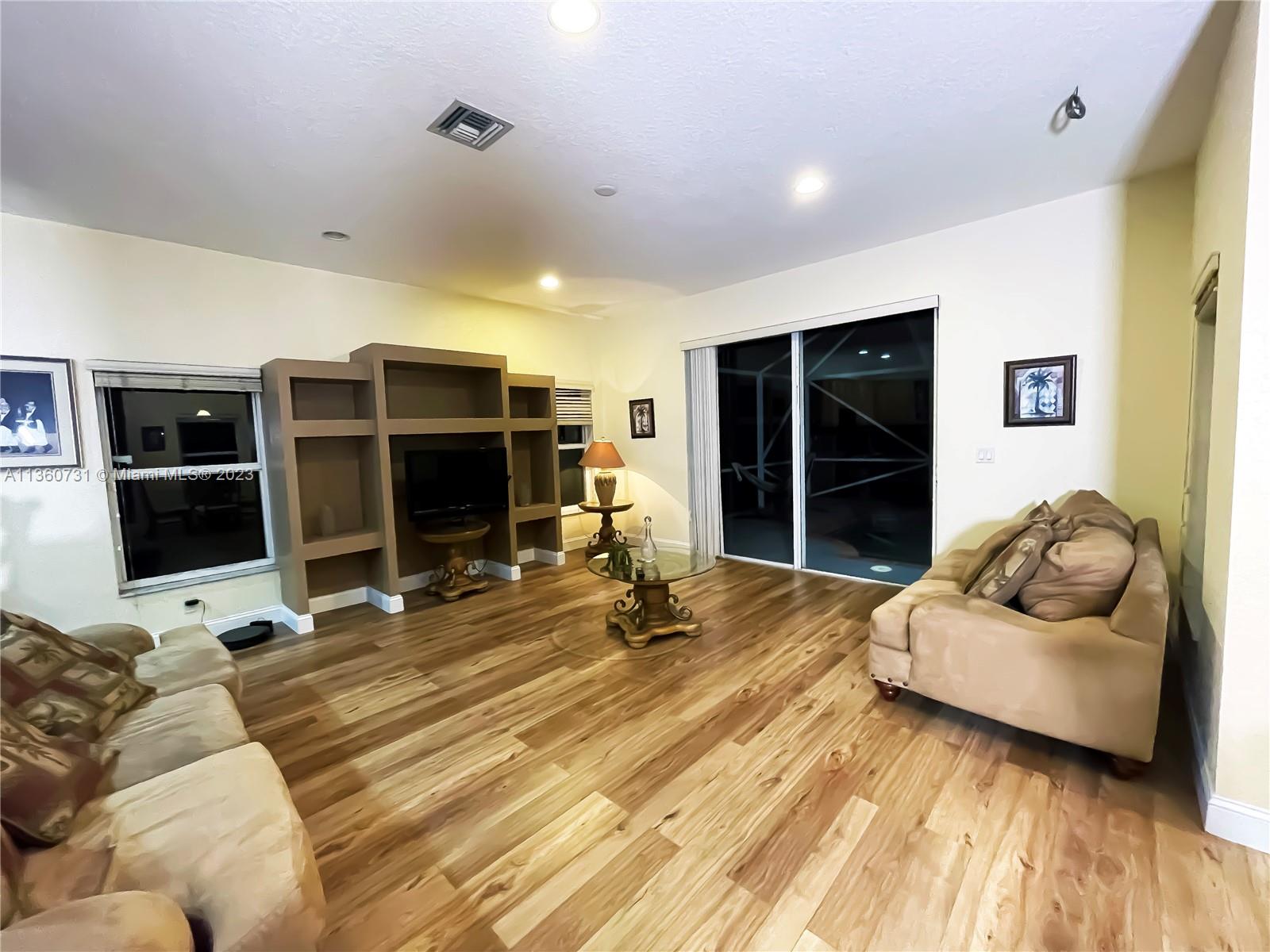 WYNDHAM LAKES CENTRAL - Residential