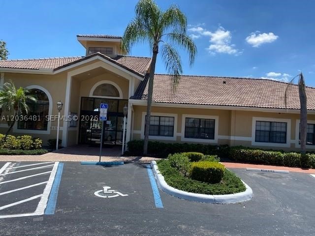 BEAUTIFUL RESORT STYLE COMMUNITY, 2 BED / 2.5 BATH LOCATED IN THE HEART OF PEMBROKE PINES.COZY LIVING ROOM, MASTER BEDROOM AND BALCONY PROVIDING RELAXATION, PEACEFUL AND ENJOYABLE LIFESTYLE. INCLUDE WASHER AND DRYER INSIDE THE UNIT. "A" RATED SCHOOLS IN THE AREA, POLICE STATION NEXT TO THE CONDOMINIUM, CLOSE TO PEMBROKE LAKE MALL, CB SMITH H PARK, HOSPITAL AND RESTAURANTS. AMENITIES INCLUDE CLUBHOUSE WITH POOL, HOT TUB, TENNIS COURT, GYM AND MORE. EASY TO SHOW. PERFECT FOR A INVESTORS. HURRY DON'T MISS THIS OPPORTUNITY....
