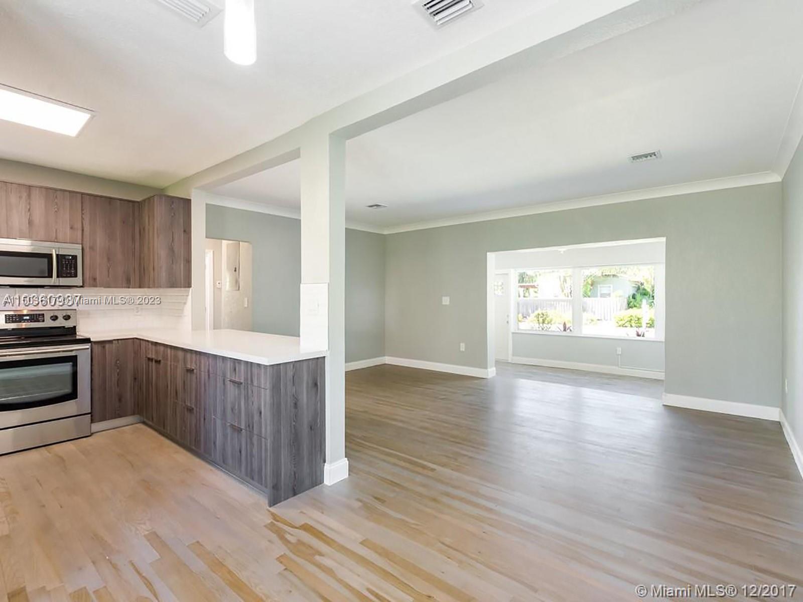 HOLLYWOOD PLACE 7-6 - Residential