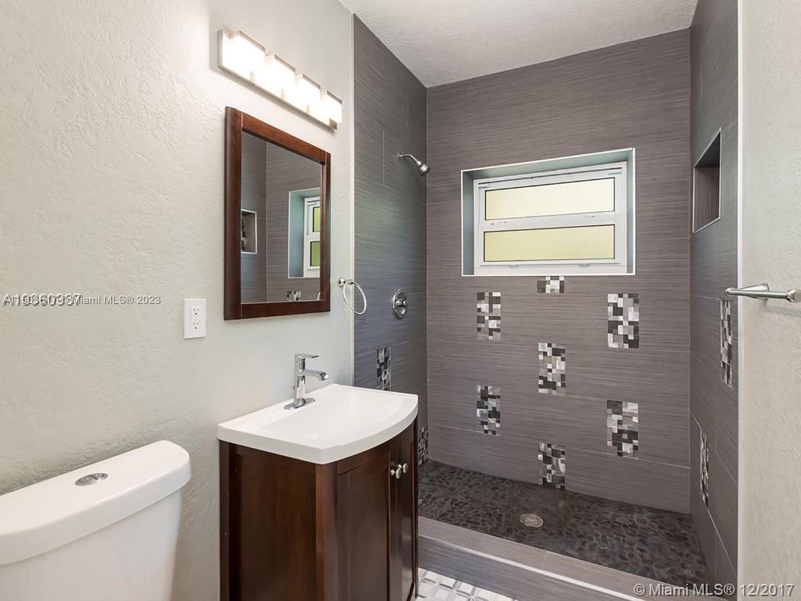 HOLLYWOOD PLACE 7-6 - Residential