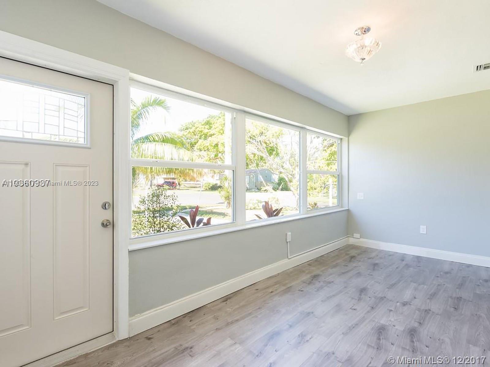 HOLLYWOOD PLACE 7-6 - Residential