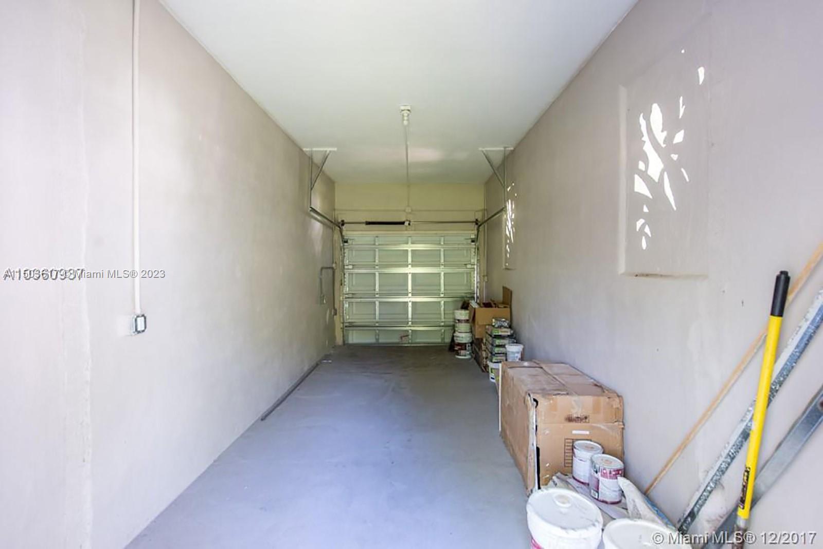 HOLLYWOOD PLACE 7-6 - Residential