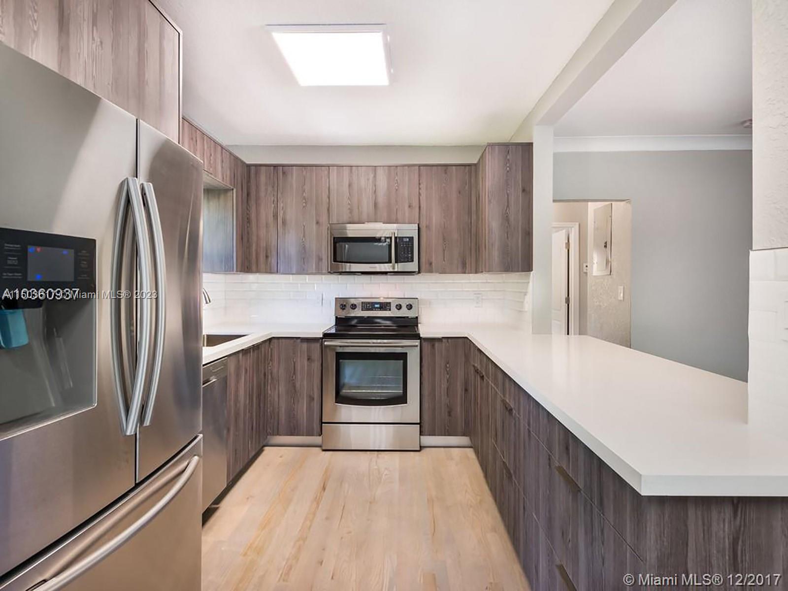 HOLLYWOOD PLACE 7-6 - Residential