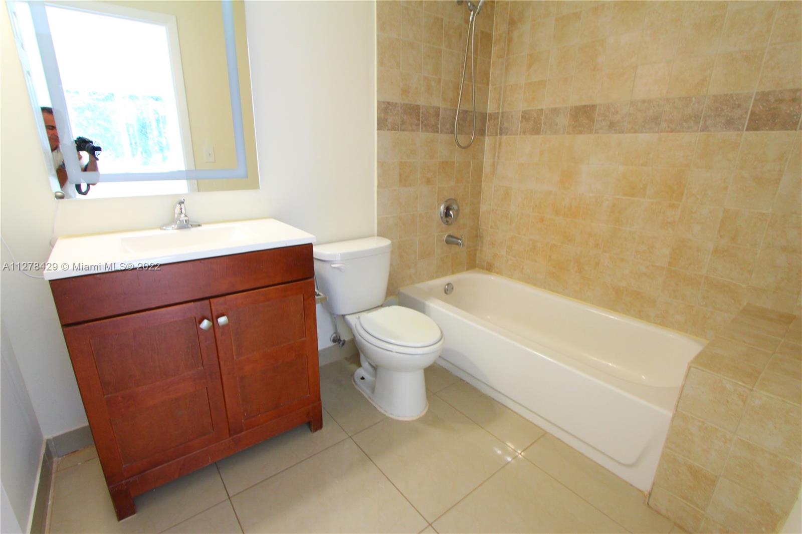 11 54 41 AVACADO PARK - Residential Lease