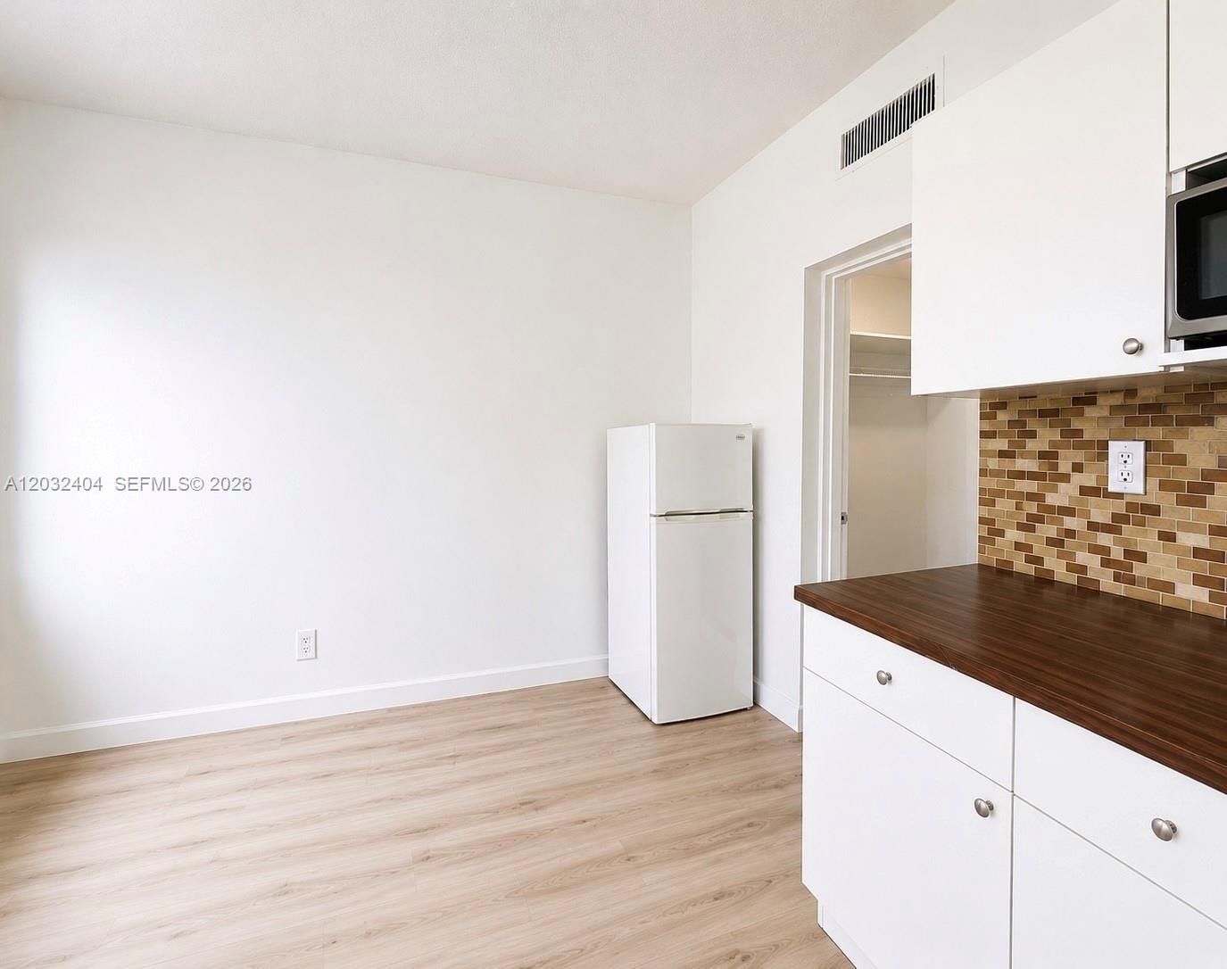 DIPLOMAT GOLF & RACQUET C - Residential