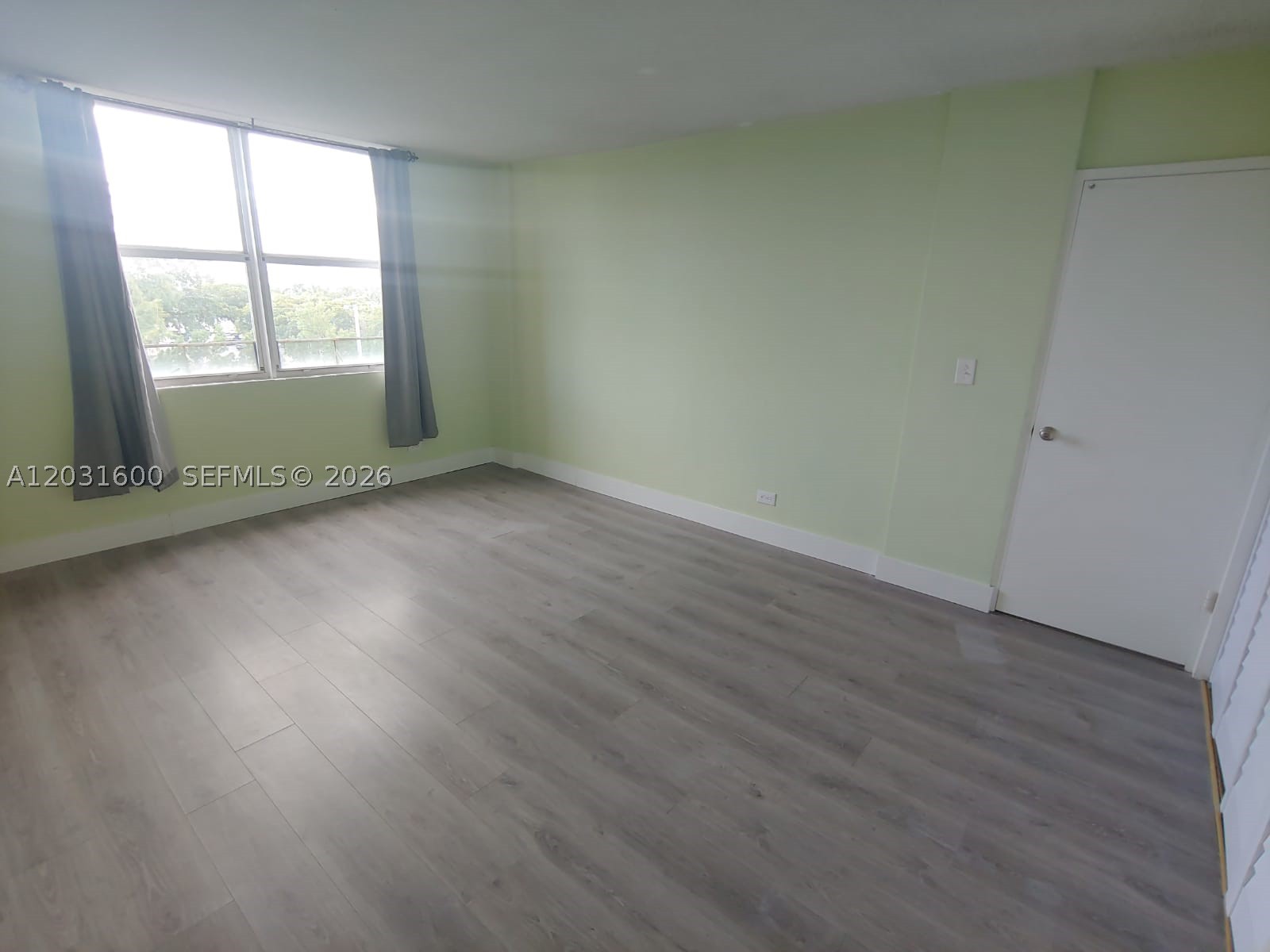 EASTERN SHORES WHITE HOUS - Residential
