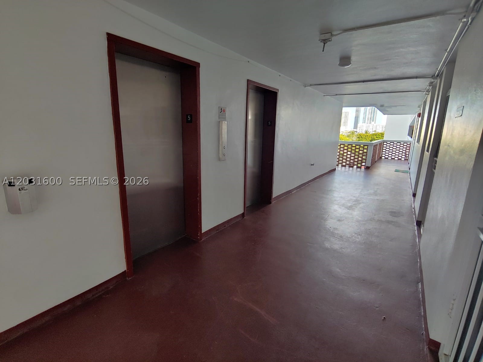 EASTERN SHORES WHITE HOUS - Residential