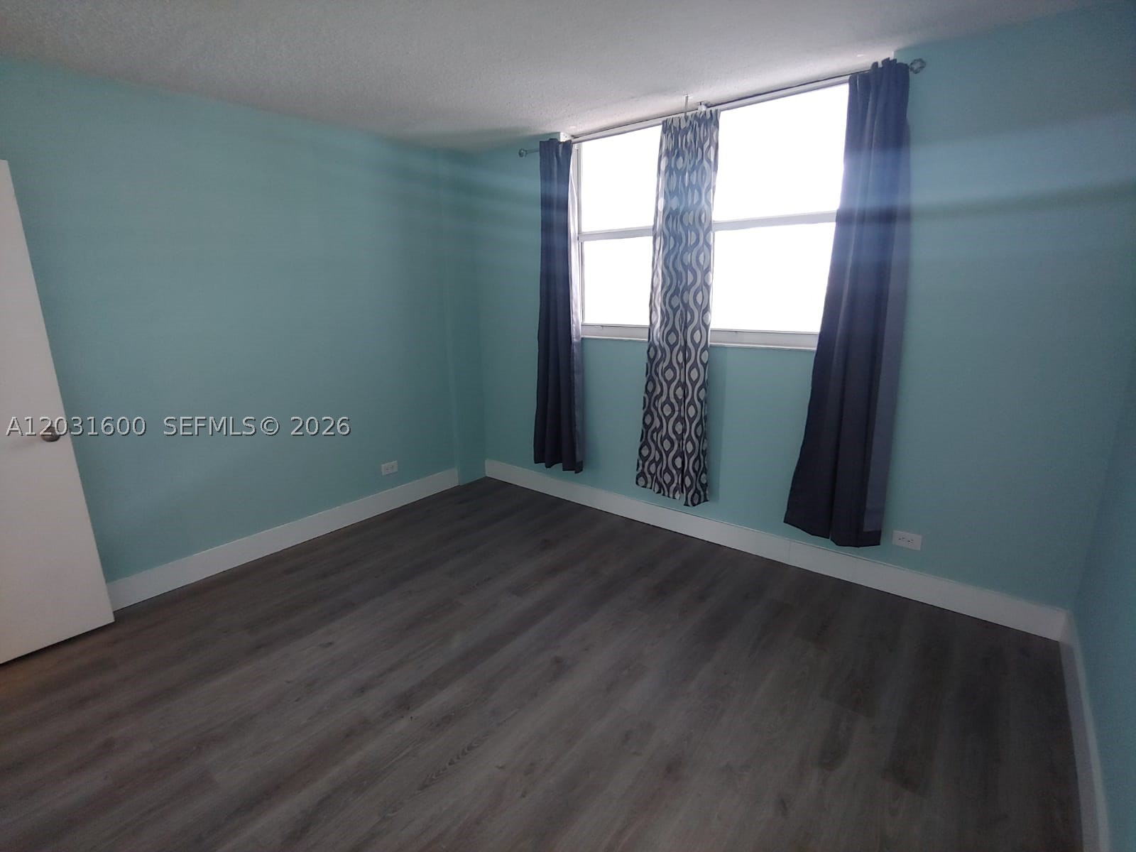 EASTERN SHORES WHITE HOUS - Residential