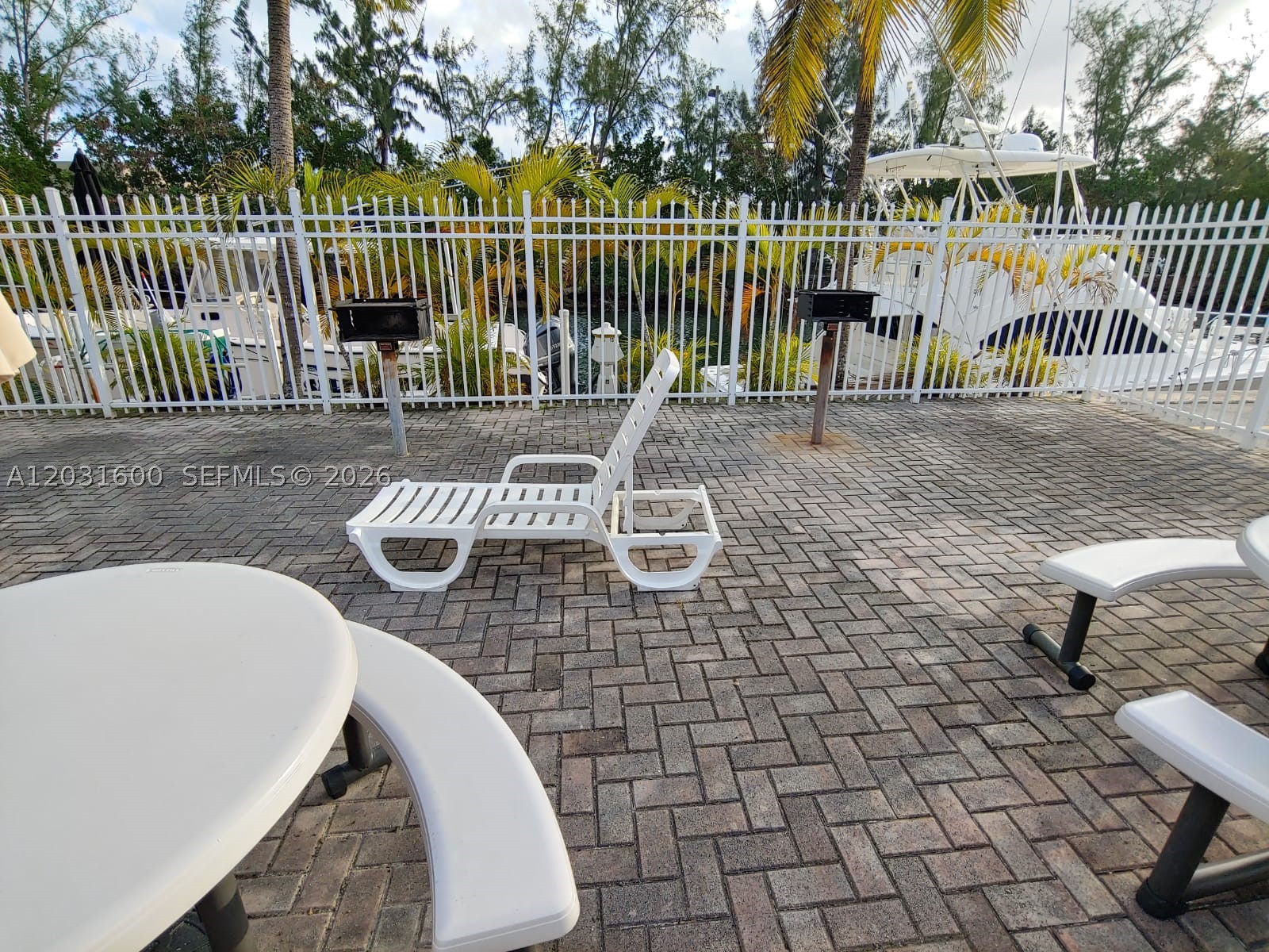 EASTERN SHORES WHITE HOUS - Residential