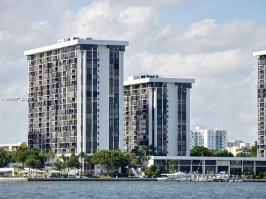 PANORAMIC  VIEWS BISCAYNE BAY AND MIAMI SKYLINE SPACIOUS 1 BEDROOM 1-1/2 BATH IN THE HEART OF BRICKELL. REMODELED WHITE TILE THRU-OUT LARGE TERRACE. AMENITIES: 24 HRS SECURITY, VAKET PARKING  2 POOL, JACUZZI  GYM, SAUNA, TENNIS & RACQUEL BALL COURT. BBQ AREA CHILDREN PAYGROUND. BOAT DOCK IN THE COMPLEX. EASY  ACCESS TO EXPWAY, KEY BISCAYNE, CORAL GABLE, MIAMI BEACH,  AIRPORT.  SHOPS RESTAURANT, SCHOOL