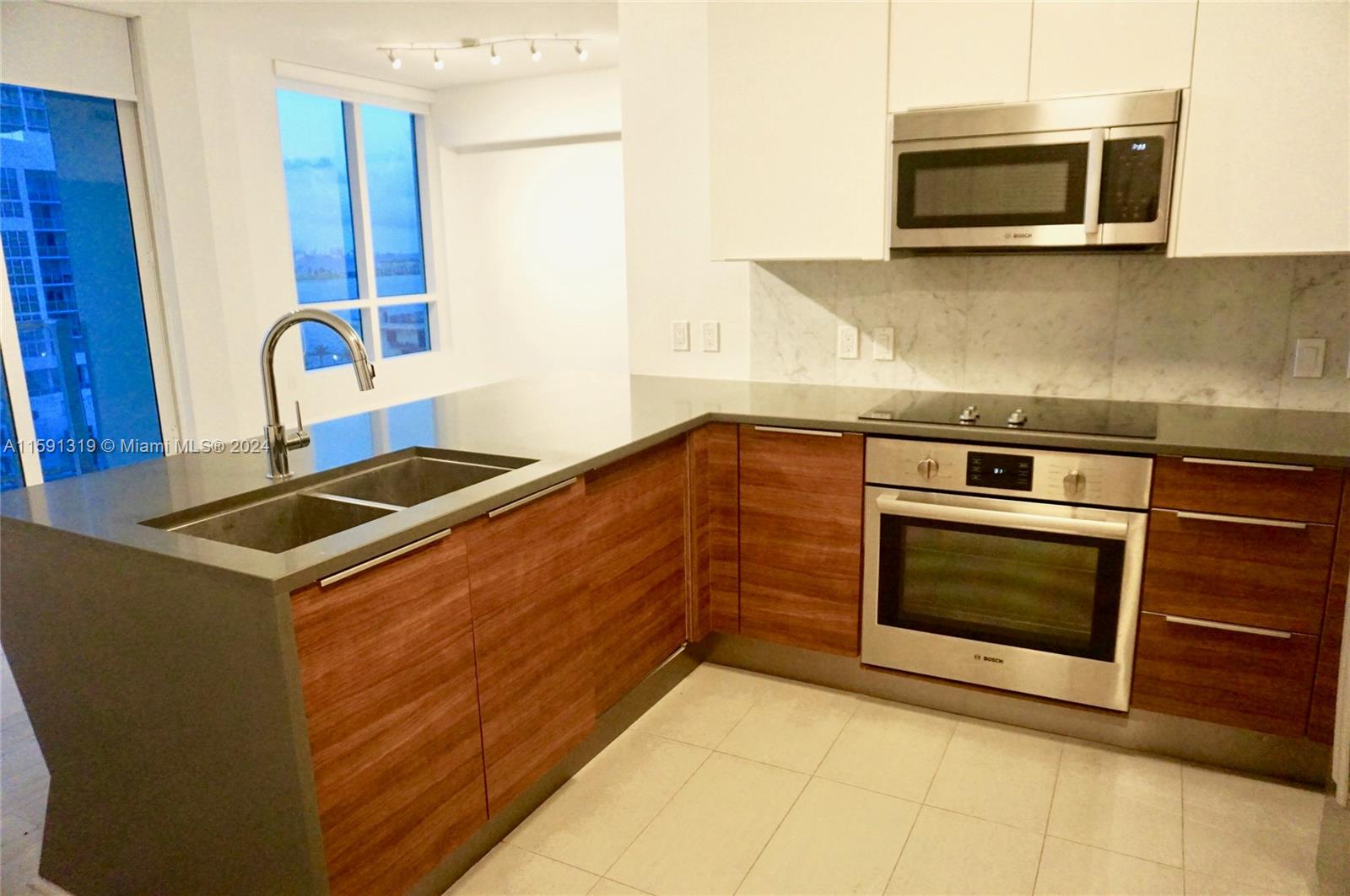 THE CRIMSON CONDOMINIUM - Residential
