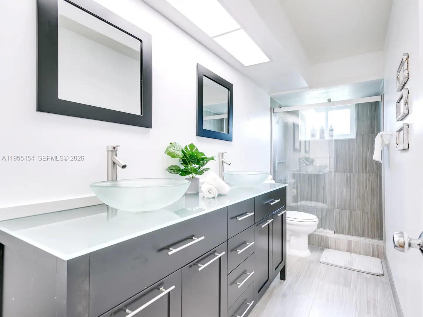 HOLLYWOOD HILLS - Residential