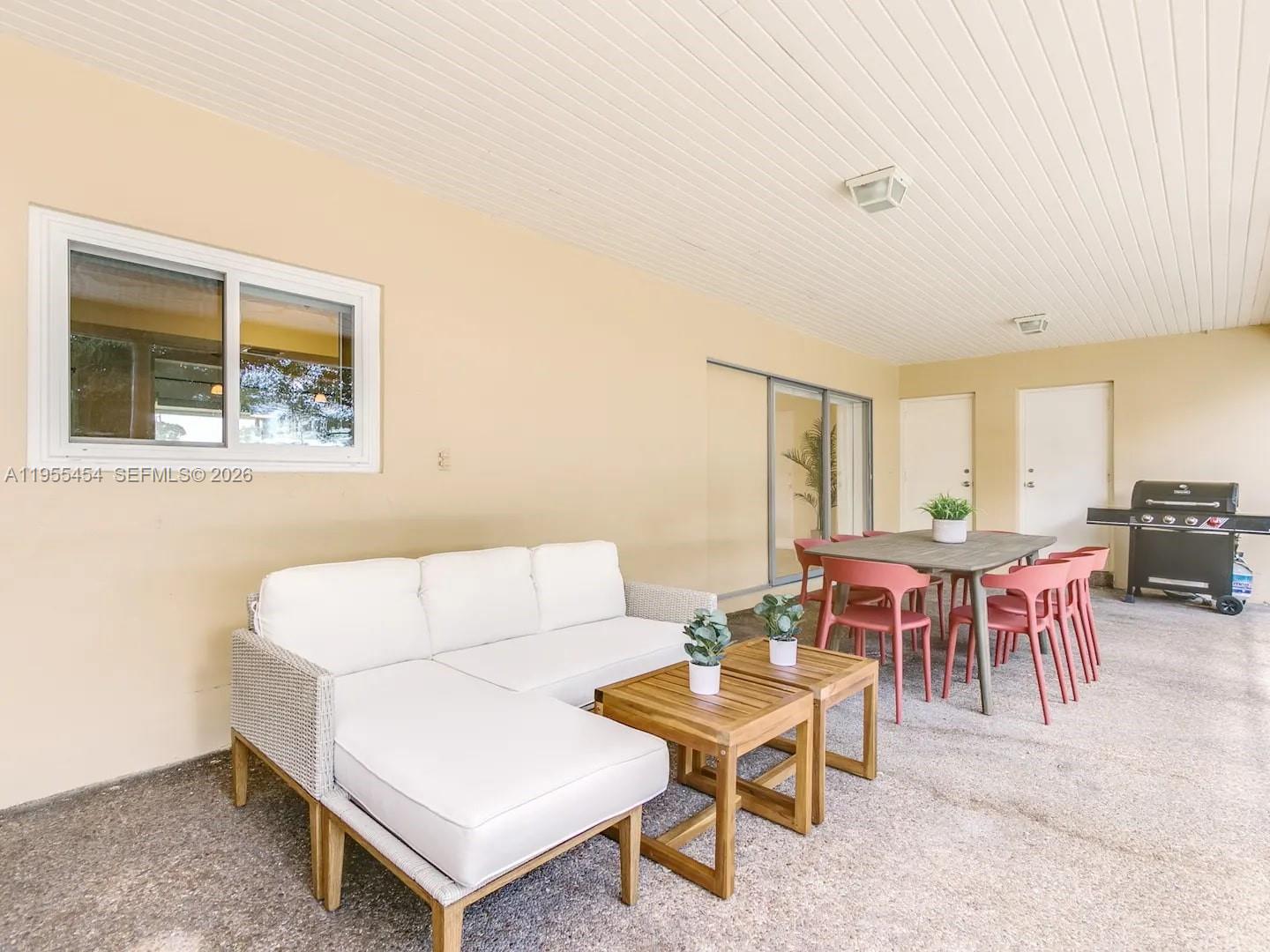 HOLLYWOOD HILLS - Residential